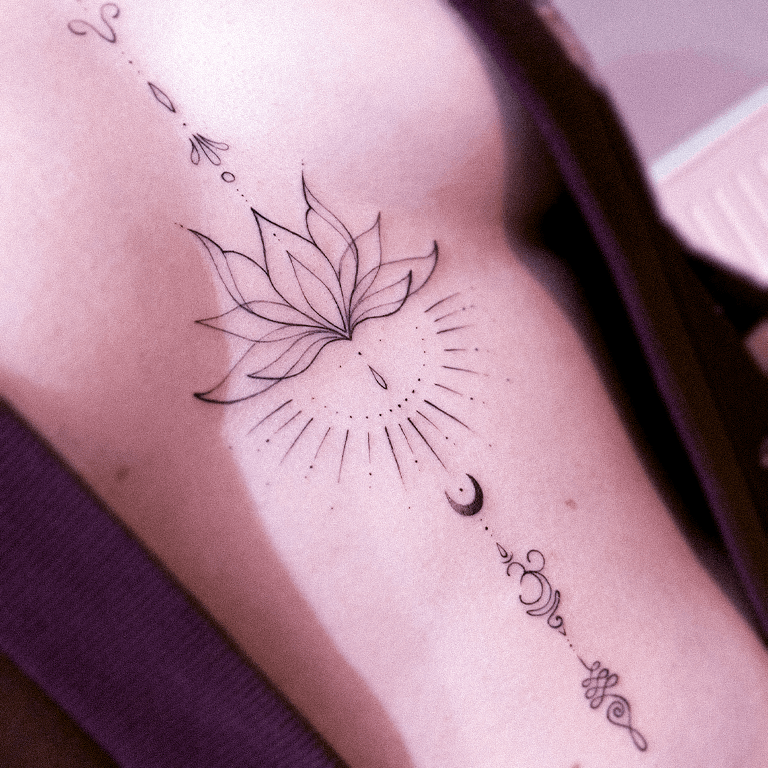 Floralinė fine line tatuiruotė Vilniuje
