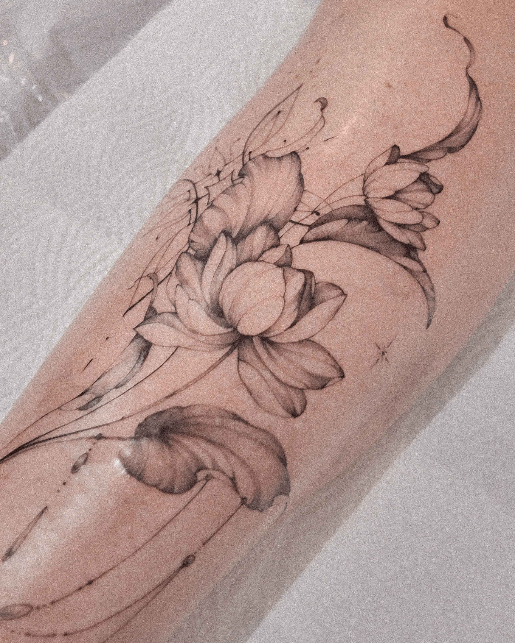 Smulkios linijos tatuiruotė nuo Senga Tattooer