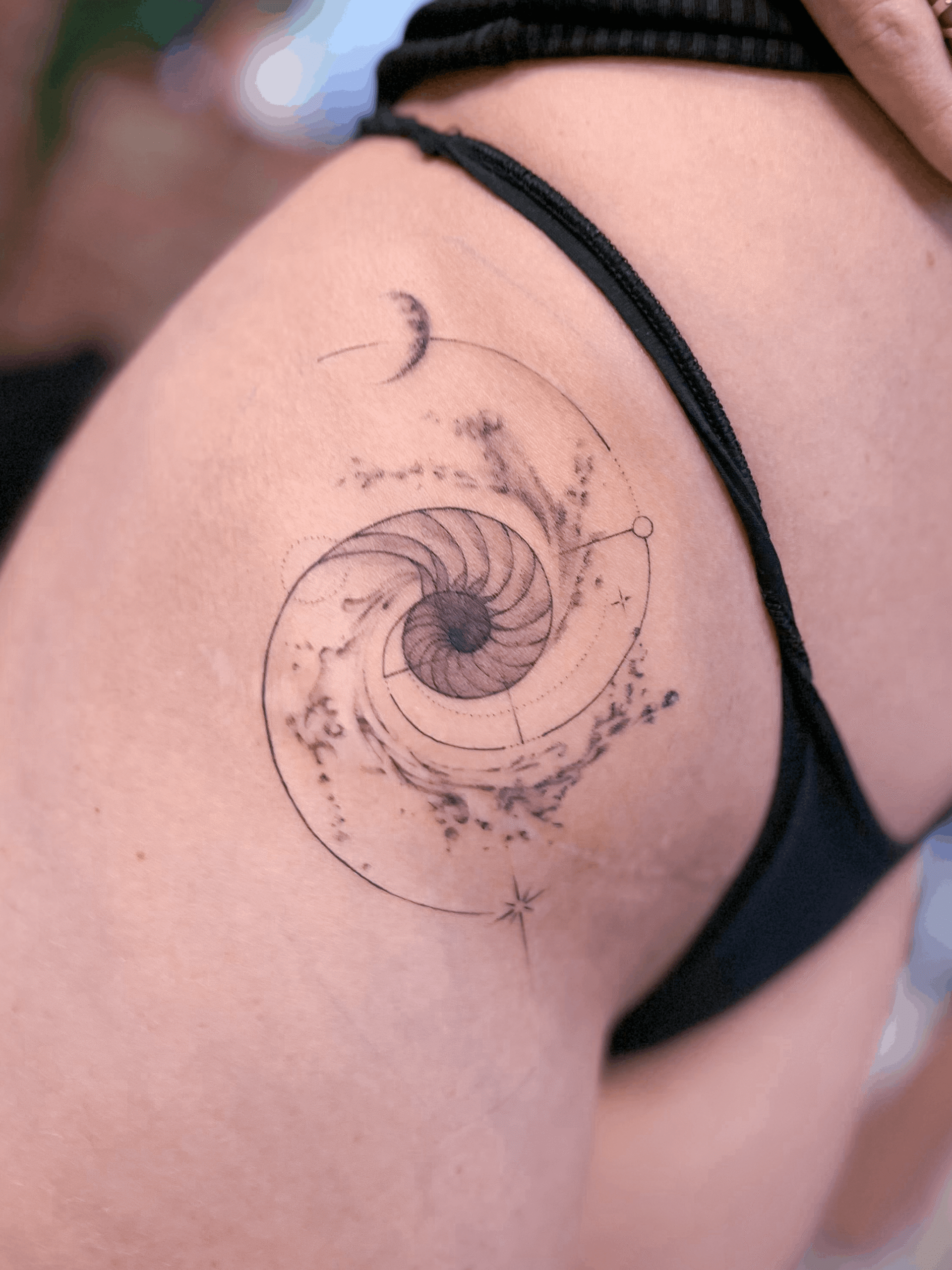 Japonų abstrakcijos tatuiruotė nuo Senga Tattooer