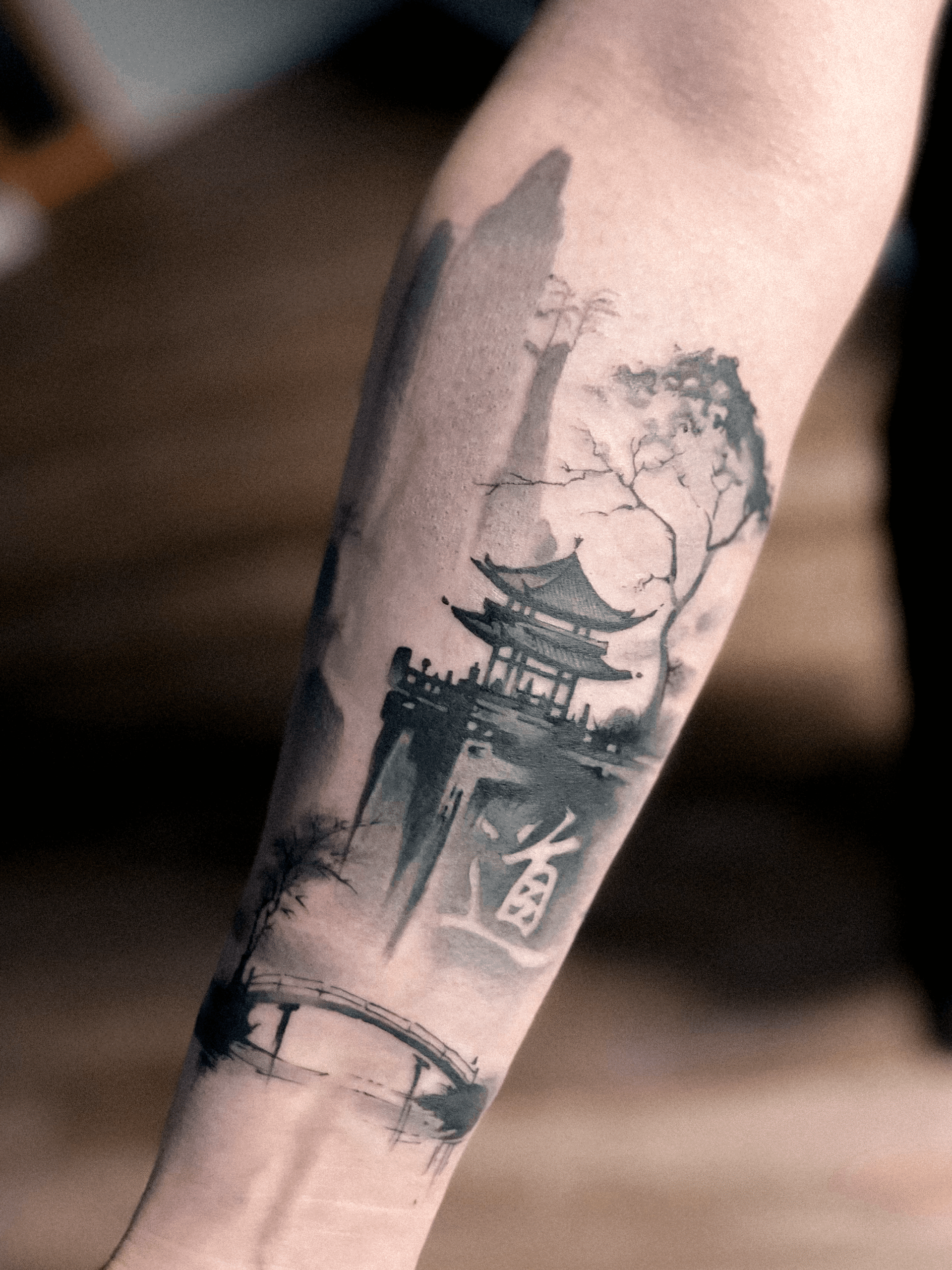 Fine line gėlių tatuiruotė nuo Senga Tattooer